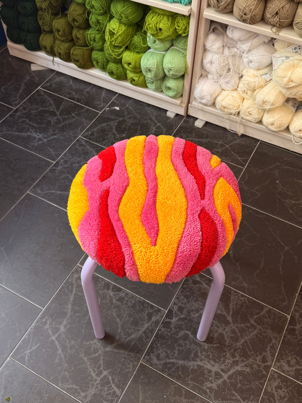 Getufteter Hocker aus dem Tuft & Polster Workshop in Augsburg
