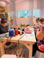 Häkeln in kleiner Runde am Tisch im Workshop in Aichach