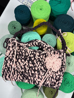 Gehäkelte Tasche in Handarbeit aus dem Häkel Workshop