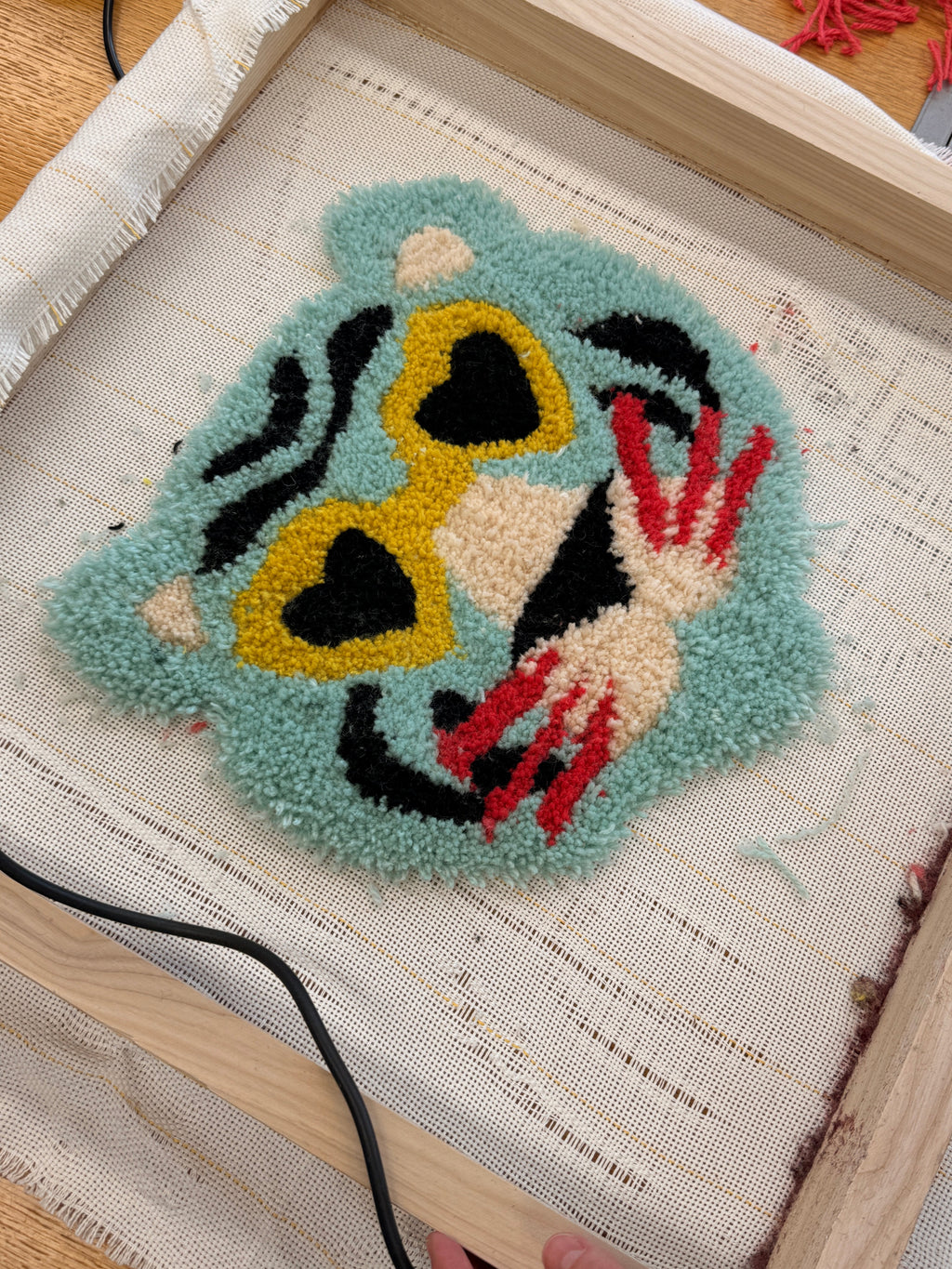 Getufteter Tiger entsteht im Tufting Workshop in Augsburg