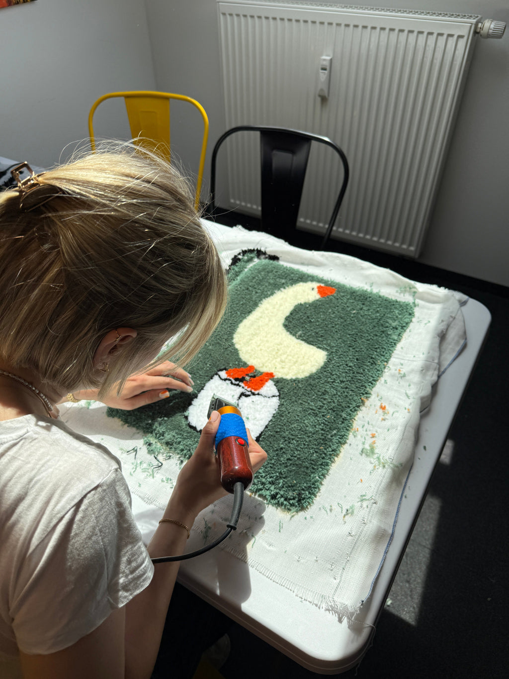 Getufteter Teppich wird von Hand getrimmt
